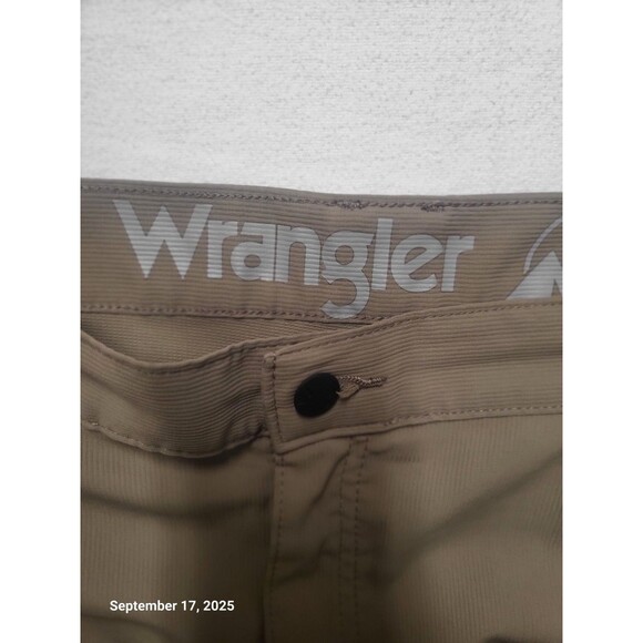 Wrangler Mens Khaki Shorts 38 EUC - Picture 2 of 5
